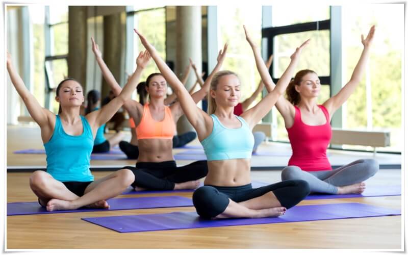 phụ nữ tập yoga
