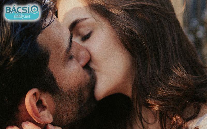  8 cách hôn môi khiến chàng say đắm, mê mẩn, gây kích thích
